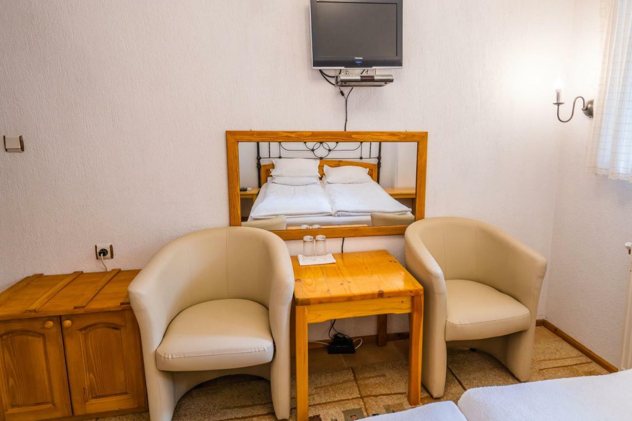 Toni'S Guest House 멜닉 외부 사진